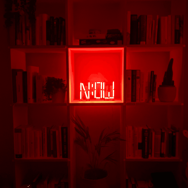 Neonový nápis - NOW