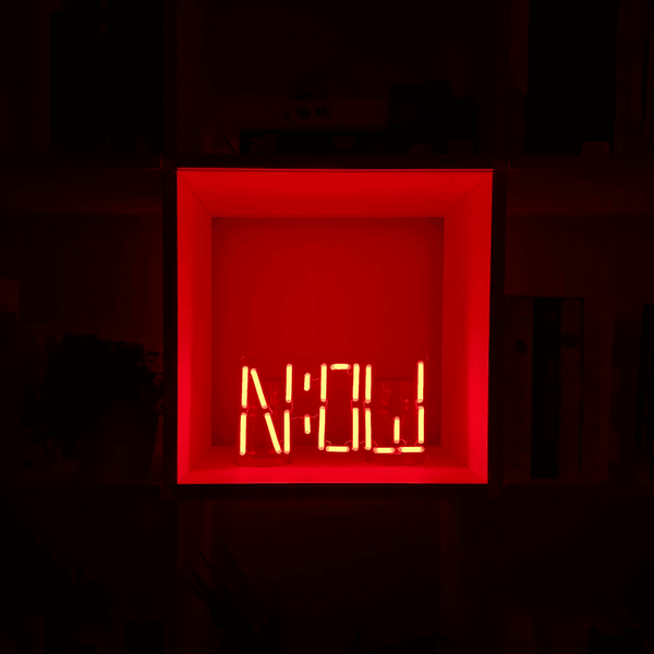 Neonový nápis NOW - dostupný ihned
